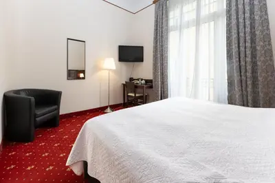 Ein Bett oder Betten in einem Zimmer der Unterkunft Hotel Viktoria Schönbrunn
