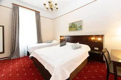 Ein Bett oder Betten in einem Zimmer der Unterkunft Hotel Viktoria Schönbrunn