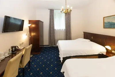 Ein Bett oder Betten in einem Zimmer der Unterkunft Hotel Viktoria Schönbrunn