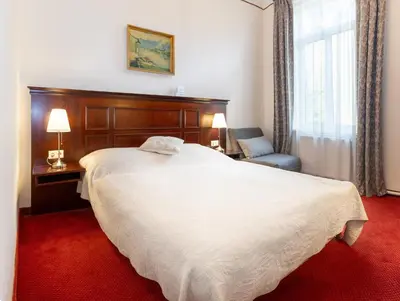 Ein Bett oder Betten in einem Zimmer der Unterkunft Hotel Viktoria Schönbrunn