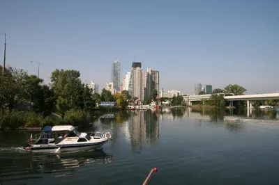 Blick auf einen Fluss in der Nähe des Hotels