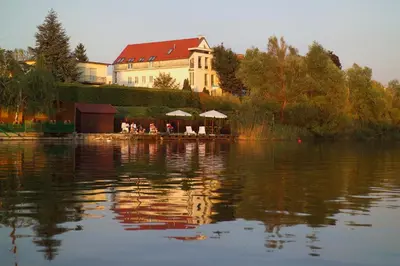 Blick auf einen Fluss in der Nähe des Hotels