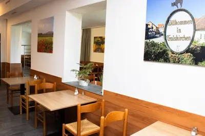 Ein Restaurant oder anderes Speiselokal in der Unterkunft OEKOTEL Traiskirchen
