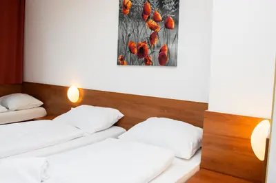 Ein Bett oder Betten in einem Zimmer der Unterkunft OEKOTEL Traiskirchen