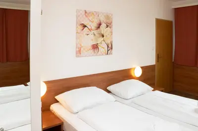 Ein Bett oder Betten in einem Zimmer der Unterkunft OEKOTEL Traiskirchen