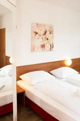 Ein Bett oder Betten in einem Zimmer der Unterkunft OEKOTEL Traiskirchen
