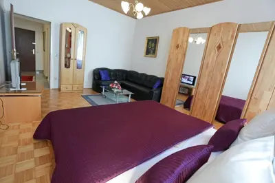 Ein Sitzbereich in der Unterkunft Lovely Apartment I Close to Main Station I 10 Minutes to Belvedere