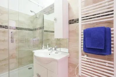Ein Badezimmer in der Unterkunft Lovely Apartment I Close to Main Station I 10 Minutes to Belvedere