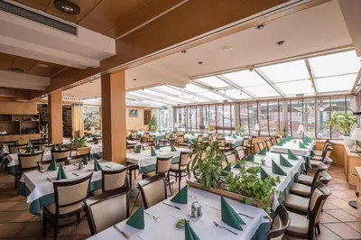 Ein Restaurant oder anderes Speiselokal in der Unterkunft Hotel Eitljörg