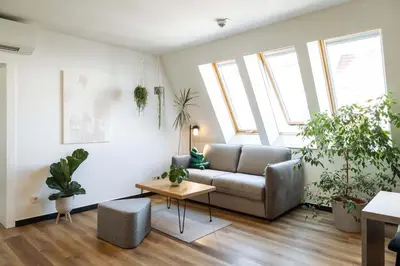 Ein Sitzbereich in der Unterkunft Urban Jungle Apartments