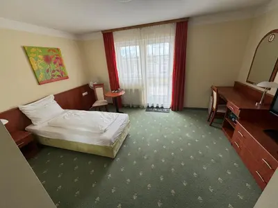 Ein Bett oder Betten in einem Zimmer der Unterkunft Hotel Breitenlee