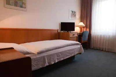 Ein Bett oder Betten in einem Zimmer der Unterkunft Hotel Ungarische Krone