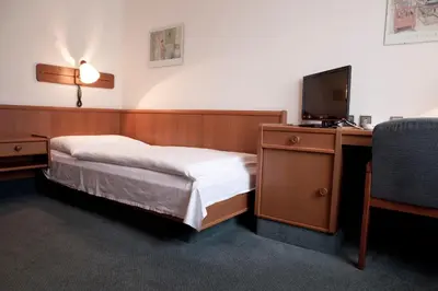 Ein Bett oder Betten in einem Zimmer der Unterkunft Hotel Ungarische Krone