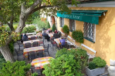 Ein Restaurant oder anderes Speiselokal in der Unterkunft Hotel Ungarische Krone