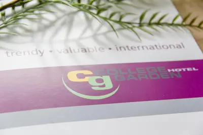 Ein Zertifikat, Auszeichnung, Logo oder anderes Dokument, das in der Unterkunft College Garden Hotel ausgestellt ist
