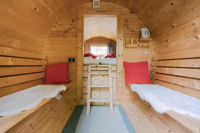 Ein Bett oder Betten in einem Zimmer der Unterkunft Schlaffass - Schlafen im Holzfass