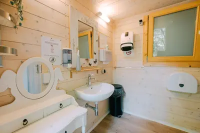 Ein Badezimmer in der Unterkunft Schlaffass - Schlafen im Holzfass