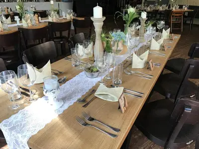 Ein Restaurant oder anderes Speiselokal in der Unterkunft Schlaffass - Schlafen im Holzfass