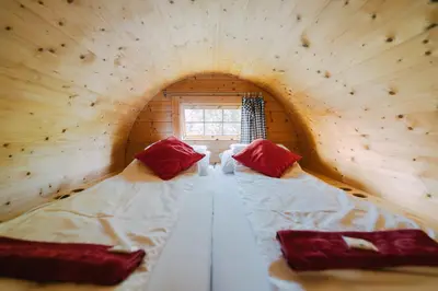 Ein Bett oder Betten in einem Zimmer der Unterkunft Schlaffass - Schlafen im Holzfass