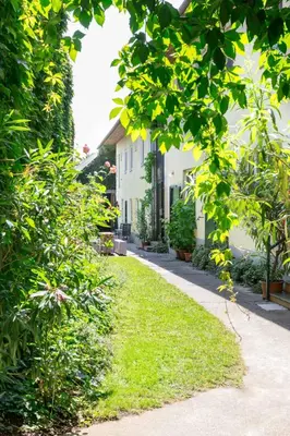 Ein Garten an der Unterkunft Appartmenthaus Josefikeller