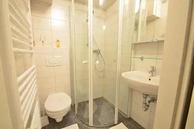 Ein Badezimmer in der Unterkunft All-in longterm Cozy Studio - free Parkingcard for 21 District