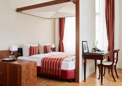 Ein Bett oder Betten in einem Zimmer der Unterkunft Living Hotel an der Oper
