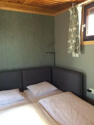 Ein Bett oder Betten in einem Zimmer der Unterkunft Pfahlbau in Weiden am See