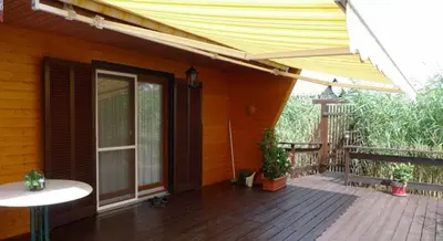 Ein Balkon oder eine Terrasse in der Unterkunft Pfahlbau in Weiden am See