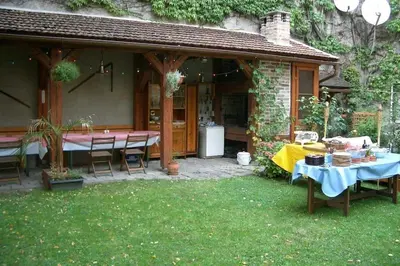 Ein Garten an der Unterkunft 70m² großes Apartment mit Gartenzugang