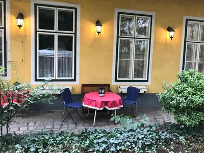Ein Garten an der Unterkunft 70m² großes Apartment mit Gartenzugang