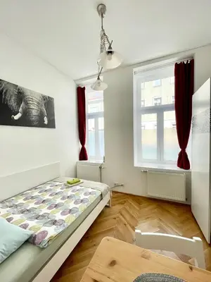 Ein Bett oder Betten in einem Zimmer der Unterkunft Central and simple to reach