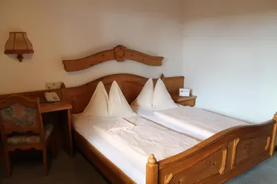 Ein Bett oder Betten in einem Zimmer der Unterkunft Hotel Restaurant Schwartz