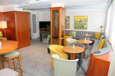 Ein Sitzbereich in der Unterkunft Hotel Admiral am Kurpark