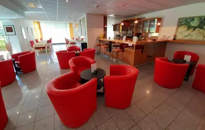 Ein Sitzbereich in der Unterkunft Lenas West Hotel