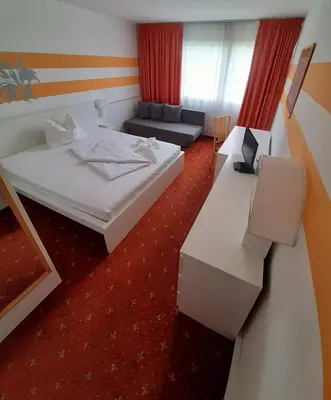 Ein Bett oder Betten in einem Zimmer der Unterkunft Lenas West Hotel