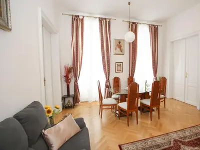 Ein Sitzbereich in der Unterkunft Apartments Opera