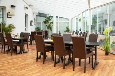 Ein Sitzbereich in der Unterkunft Hotel Khail