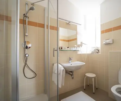 Ein Badezimmer in der Unterkunft Hotel Post Wien