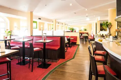 Ein Restaurant oder anderes Speiselokal in der Unterkunft Hotel Karl-Wirt