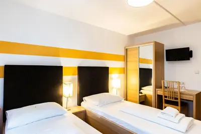 Ein Bett oder Betten in einem Zimmer der Unterkunft Lenas Donau Hotel