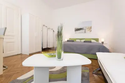 Ein Bett oder Betten in einem Zimmer der Unterkunft Belvedere Palace Green Heart Studio