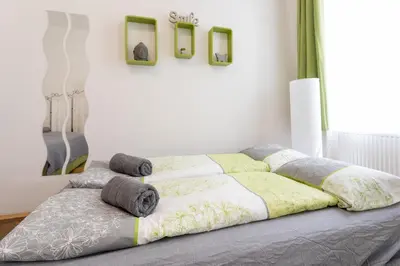 Ein Bett oder Betten in einem Zimmer der Unterkunft Belvedere Palace Green Heart Studio