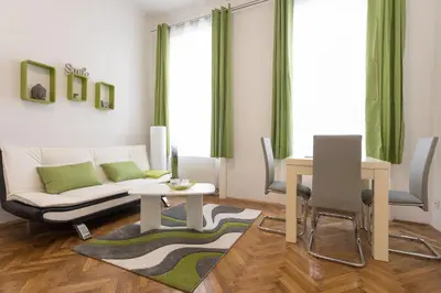 Ein Sitzbereich in der Unterkunft Belvedere Palace Green Heart Studio