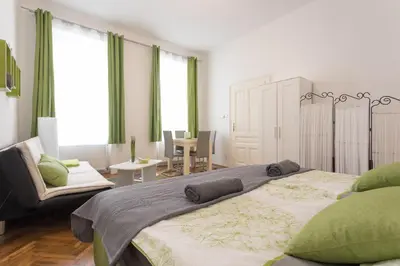 Ein Bett oder Betten in einem Zimmer der Unterkunft Belvedere Palace Green Heart Studio