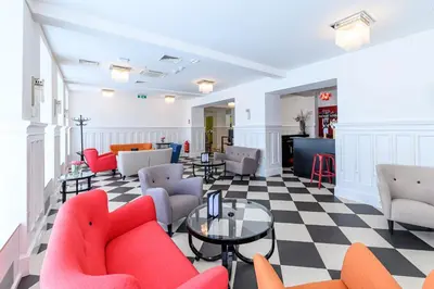 Ein Sitzbereich in der Unterkunft Hotel Caroline