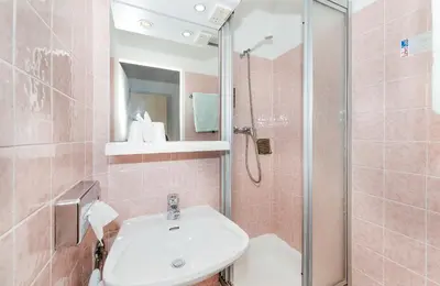 Ein Badezimmer in der Unterkunft Pension Neuer Markt