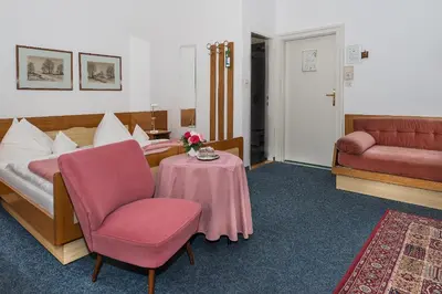 Ein Sitzbereich in der Unterkunft Pension Neuer Markt