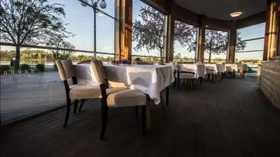 Ein Sitzbereich in der Unterkunft River Lodge