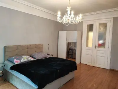 Ein Bett oder Betten in einem Zimmer der Unterkunft Central Vienna Apartment with unique 40m2 city garden & self check in