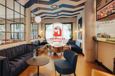Ein Sitzbereich in der Unterkunft MEININGER Hotel Wien Downtown Franz